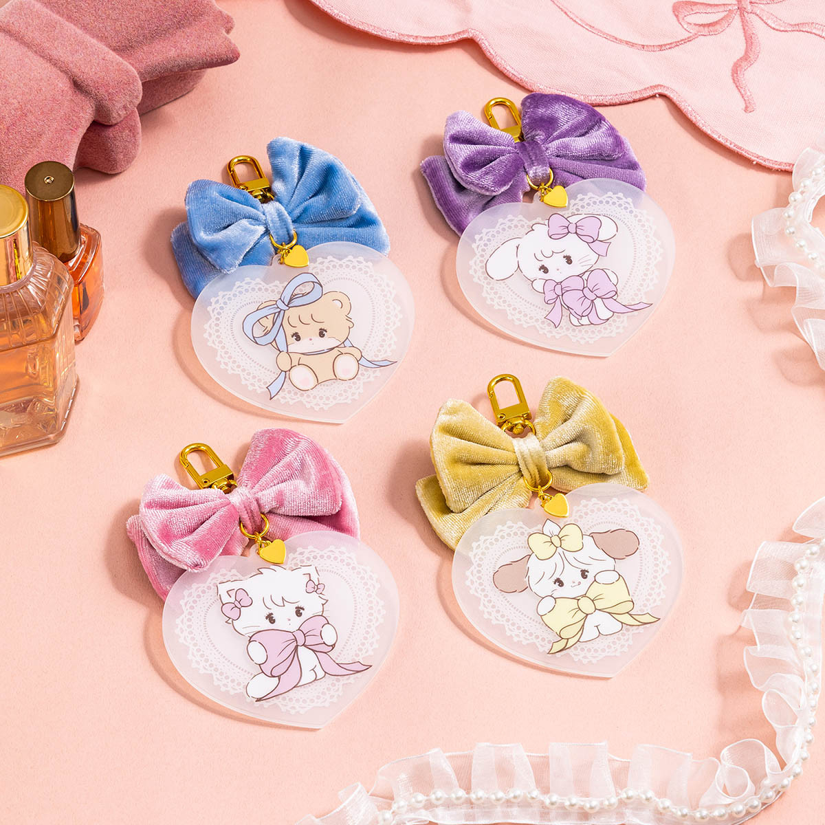 Lil ala mode ベロアリボン付きアクリルキーホルダー（ムース）