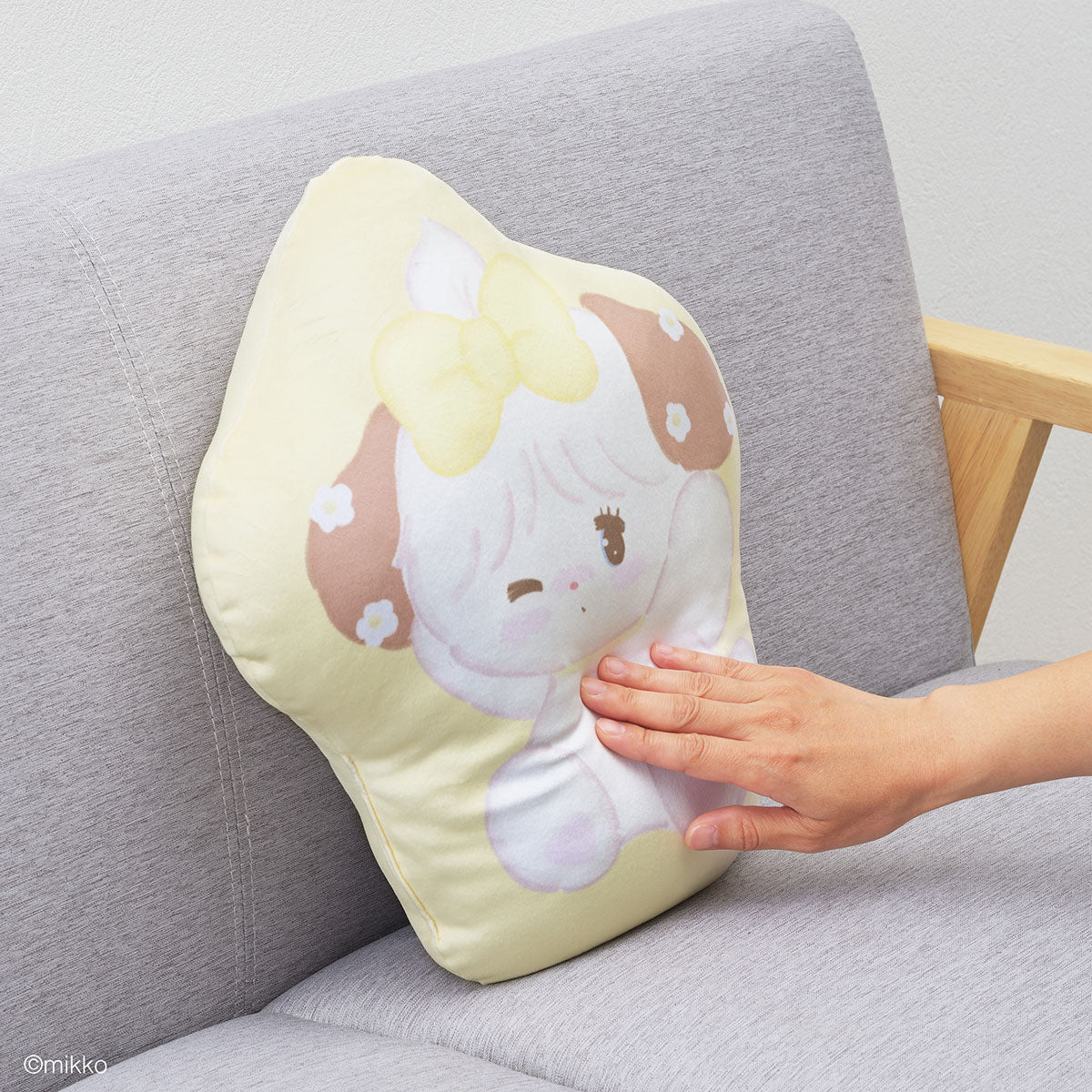 Lil ala mode ダイカットクッション お花畑で遊んだよ（スフレ）