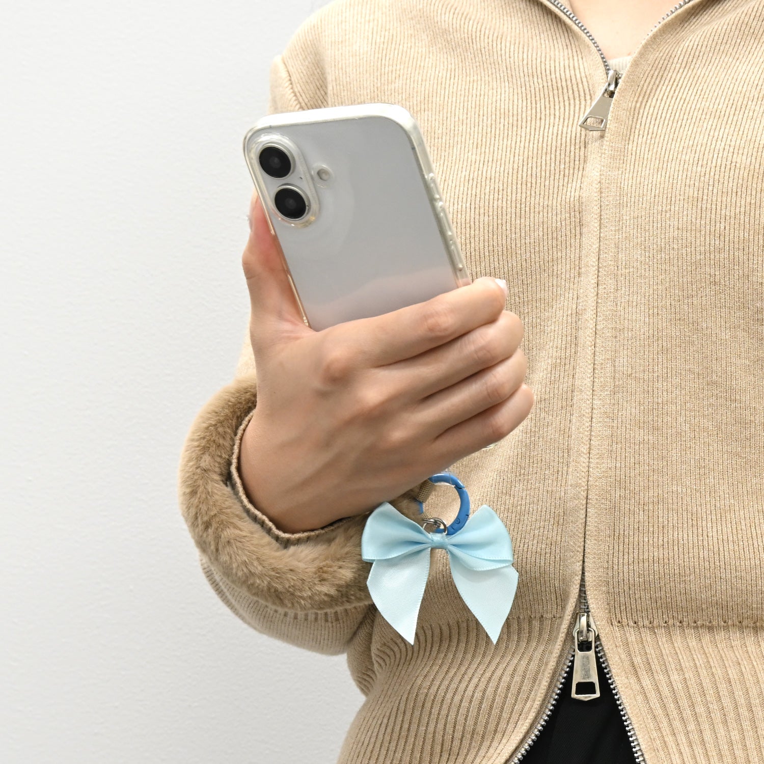 Lil ala mode マルチリングプラスファーハンドストラップ（ラテ）