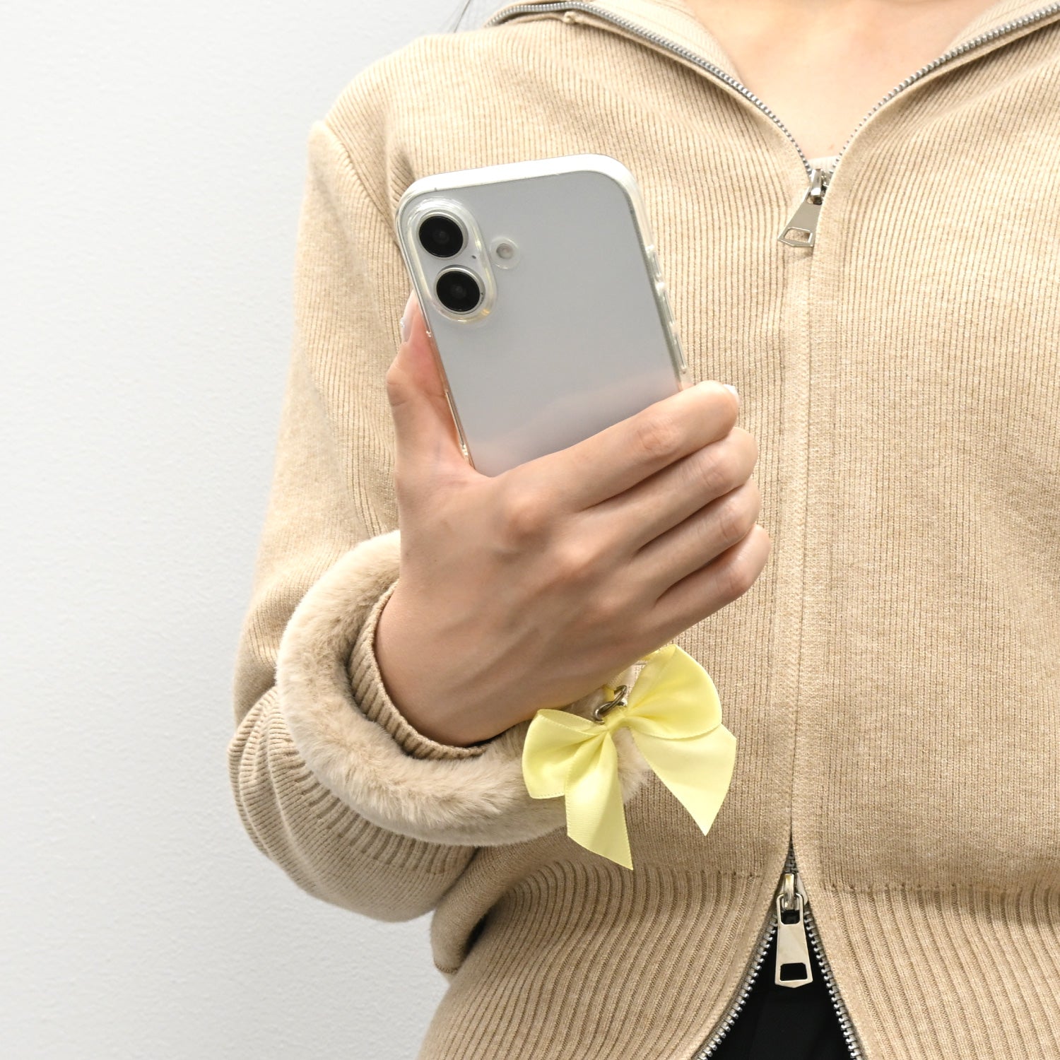 Lil ala mode マルチリングプラスファーハンドストラップ（スフレ）